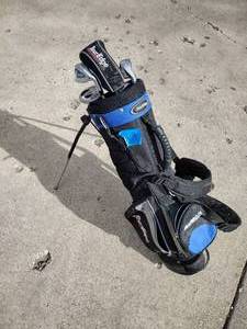 lot 69 image: Assorted youth golf clubs and bag