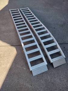 lot 33 image: 90 x 12 medal trailer ramps