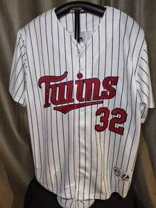 lot 52 image: New MN Twins #32 MLB jersey Majestic size L