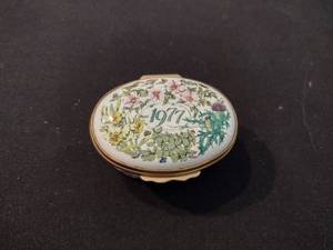 lot 42 image: 1977 vintage bilston and battersea enamels