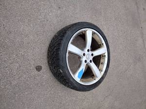 lot 57 image: Bridgestone tire 265  35R19 98v with sport edition rim
