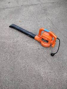 lot 140A image: Black and decker yard cleaner