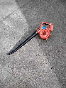 lot 132 image: Black and decker leaf blower