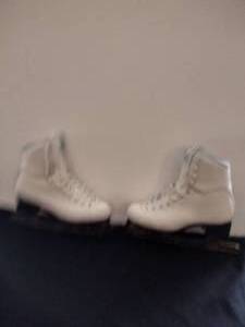 lot 171 image: Soft skate by Jackson figure skates womens size 5