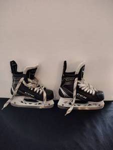 lot 172 image: CCM classic hockey skates size 3 US