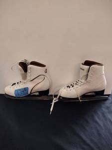lot 174 image: DBX figure skates womens size 9 US