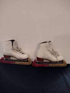 lot 166 image: Riedell white figure skates