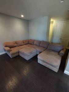 lot 3 image: Tan fabric sectional couch