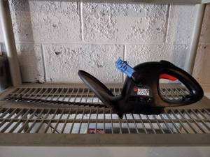 lot 185 image: Black and decker 17 hedge trimmer