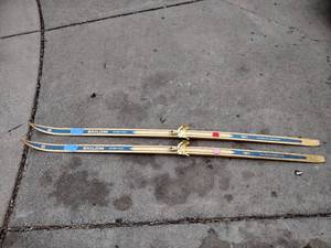 lot 213 image: Vintage Skilom step.tex wood snow skis