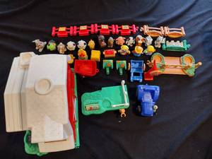lot 140 image: Fisher price little people farm with figures