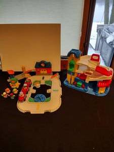lot 162 image: Little people train station and parking garage with train and figures