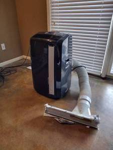lot 176 image: Delonghi pinguine PAC AN125HPEK air conditioner