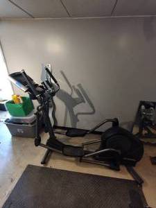 lot 7 image: Life fitness elliptical machine