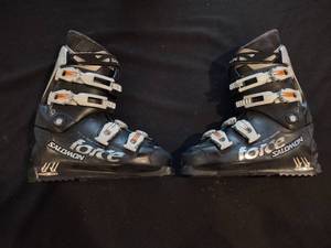 lot 209 image: Salomon force ski boots size 27.5