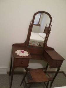 lot 29 image: Fancy solid wood makeup table with ...