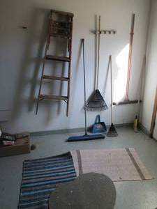 lot 193 image: Wood step ladder, rakes, broom and ...