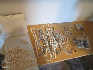 lot 202 image: Pierced earring and necklace assort...