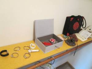 lot 203 image: Fashion hand bags, coin purses and ...