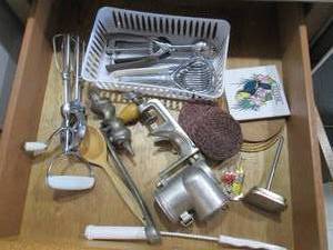 lot 209 image: Vintage to modern day kitchen utens...