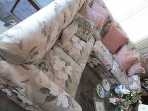 lot 233 image: Gray and Pink tone floral sectional...