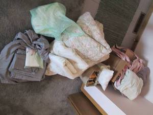 lot 243 image: Quilt, bed linens, padded chairs cu...