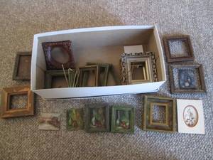 lot 45 image: Box of small picture frames...