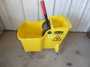 lot 166 image: Rubbermaid Scrub Pail