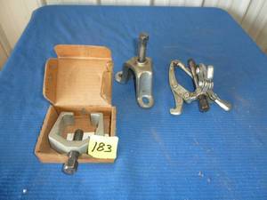 lot 183 image: Gear Puller Set