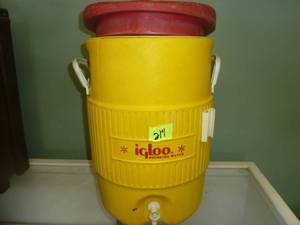 lot 214 image: Igloo 5 Gallon Water Cooler
