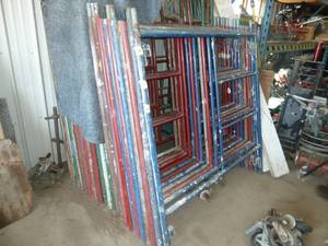 lot 220 image: Scaffold Sections x 5