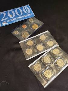 lot 24 image: 2000 United States Mint Uncirculated Coin Set
