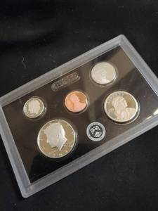 lot 52 image: 1994 US Mint Proof Set of 5 Coins in Display Case
