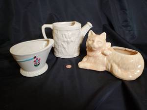 lot 106 image: Vintage Ceramic Planter Set with Cat Figurine and Floral Motif