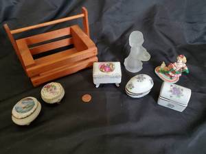 lot 121 image: Collection of 7 Vintage Decorative Keepsake Boxes and Figures