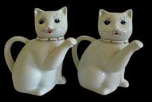 lot 59 image: Pair of Chinese Vintage White Porcelain Painted Kitty Cat Mini Teapot or Creamer