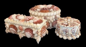lot 148 image: Three Hand Crafted Seashell Trinket Boxes