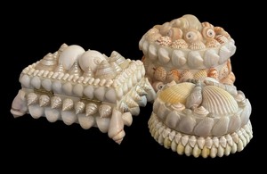 lot 157 image: Selection of Handcrafted Seashell Trinket Boxes