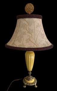 lot 181 image: Lovely Vintage Lamp