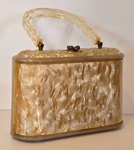 lot 24 image: Vintage Lucite Box Purse