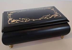 lot 27 image: Italian Musical Jewelry Box
