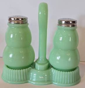 lot 39 image: Vintage Mosser Glass Salt & Pepper Shaker Set with Caddy Tray