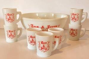 lot 40 image: Vintage Hazel Atlas Holiday Tom & Jerry Serving Set