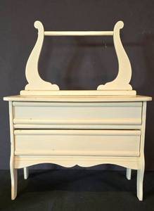lot 267 image: Cute Doll Dresser