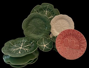 lot 247 image: Vintage Bordallo Pinneiro Portugal Dishes in Green, White and Pink