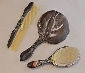 lot 306 image: New in Box Godinger Silver Plated Vanity Set