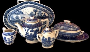 lot 393 image: Vintage Petite Tea Set Mottahedeh Vista VA Alegre