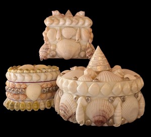 lot 394 image: Three Artisan Crafted Seashell Trinket Boxes