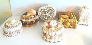 lot 386 image: Hand Crafted Seashell Trinket Boxes