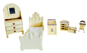 lot 388 image: Grouping of Vintage Doll Furniture